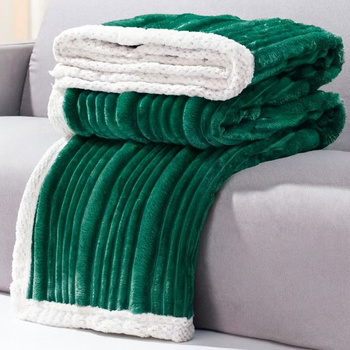 Koc dekoracyjny w prążki narzuta pled na kanapę i łóżko ciepły miękki butelkowa zieleń