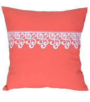 Poszewka z tkaniny matowej  ozdobiona gipiurą koralowa