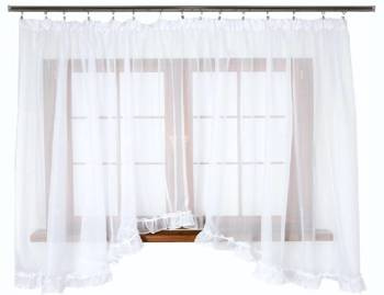 Urocza firana łuk z białego woalu Carmen III wykończona śliczną falbanką