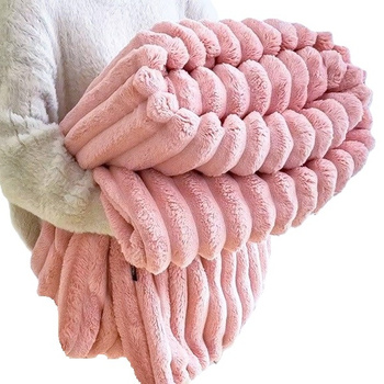 Puszysty gruby koc w prążki narzuta pled na łóżko wytłaczany miękki jasny różowy premium