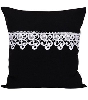 Poszewka z tkaniny matowej  ozdobiona gipiurą czarna