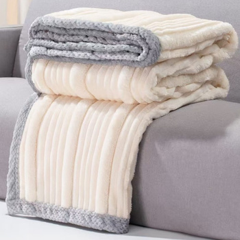 Koc dekoracyjny w prążki narzuta pled na kanapę i łóżko ciepły miękki ciepły biały