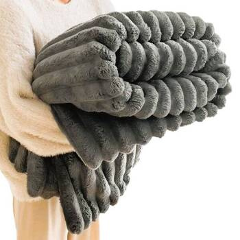 Puszysty gruby koc w prążki narzuta pled na łóżko wytłaczany miękki ciemny szary premium