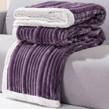 Koc dekoracyjny w prążki narzuta pled na kanapę i łóżko ciepły miękki śliwkowy