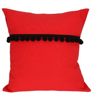 Poszewka matowa ozdobiona czarnymi pomponami czerwona
