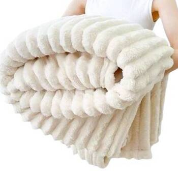 Puszysty gruby koc w prążki narzuta pled na łóżko wytłaczany miękki ciepły biały premium