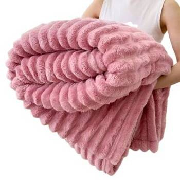 Puszysty gruby koc w prążki narzuta pled na łóżko wytłaczany miękki pudrowy różowy premium