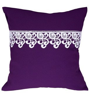 Poszewka z tkaniny matowej  ozdobiona gipiurą bakłażanowa