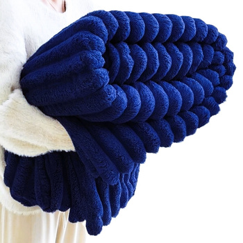 Puszysty gruby koc w prążki narzuta pled na łóżko wytłaczany miękki granatowy premium