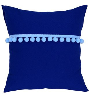 Poszewka matowa ozdobiona błękitnymi pomponami kobaltowa