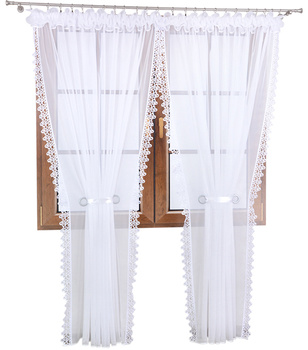 Elegancka firana z białego woalu ozdobiona gipiurą Bella Sale S46