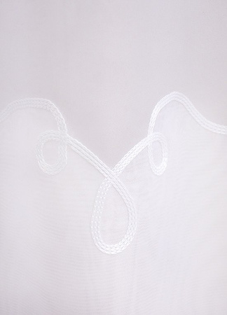 Kornelia firana z białego woalu wykończona efektownym haftem 