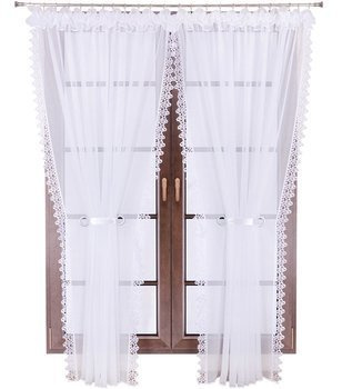 Elegancka firana z białego woalu ozdobiona gipiurą Bella II