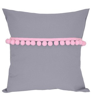 Poszewka matowa ozdobiona różowymi pomponami szara