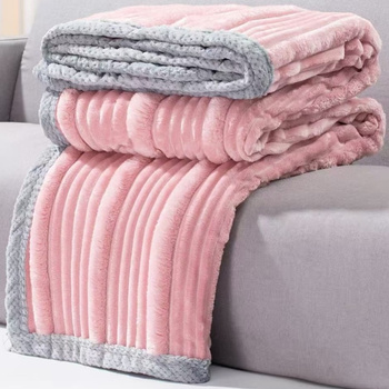 Koc dekoracyjny w prążki narzuta pled na kanapę i łóżko ciepły miękki jasny różowy