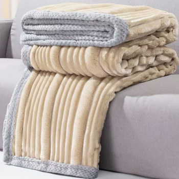 Koc dekoracyjny w prążki narzuta pled na kanapę i łóżko ciepły miękki jasny beżowy