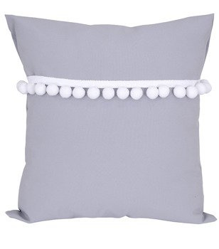 Poszewka matowa ozdobiona białymi pomponami jasno szara