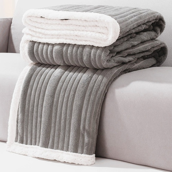 Koc dekoracyjny w prążki narzuta pled na kanapę i łóżko ciepły miękki szary