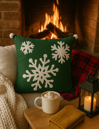 Poszewka świąteczna butelkowa zieleń z wypukłymi śnieżynkami i pomponami
